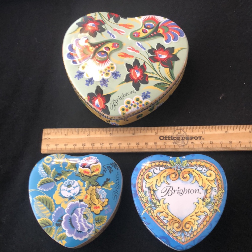 Heart shaped - 3 Brighton tins - Picture 4 of 5